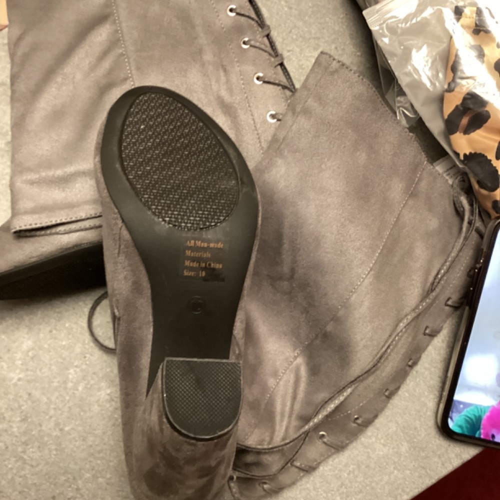 Grey boots - Picture 3 of 3
